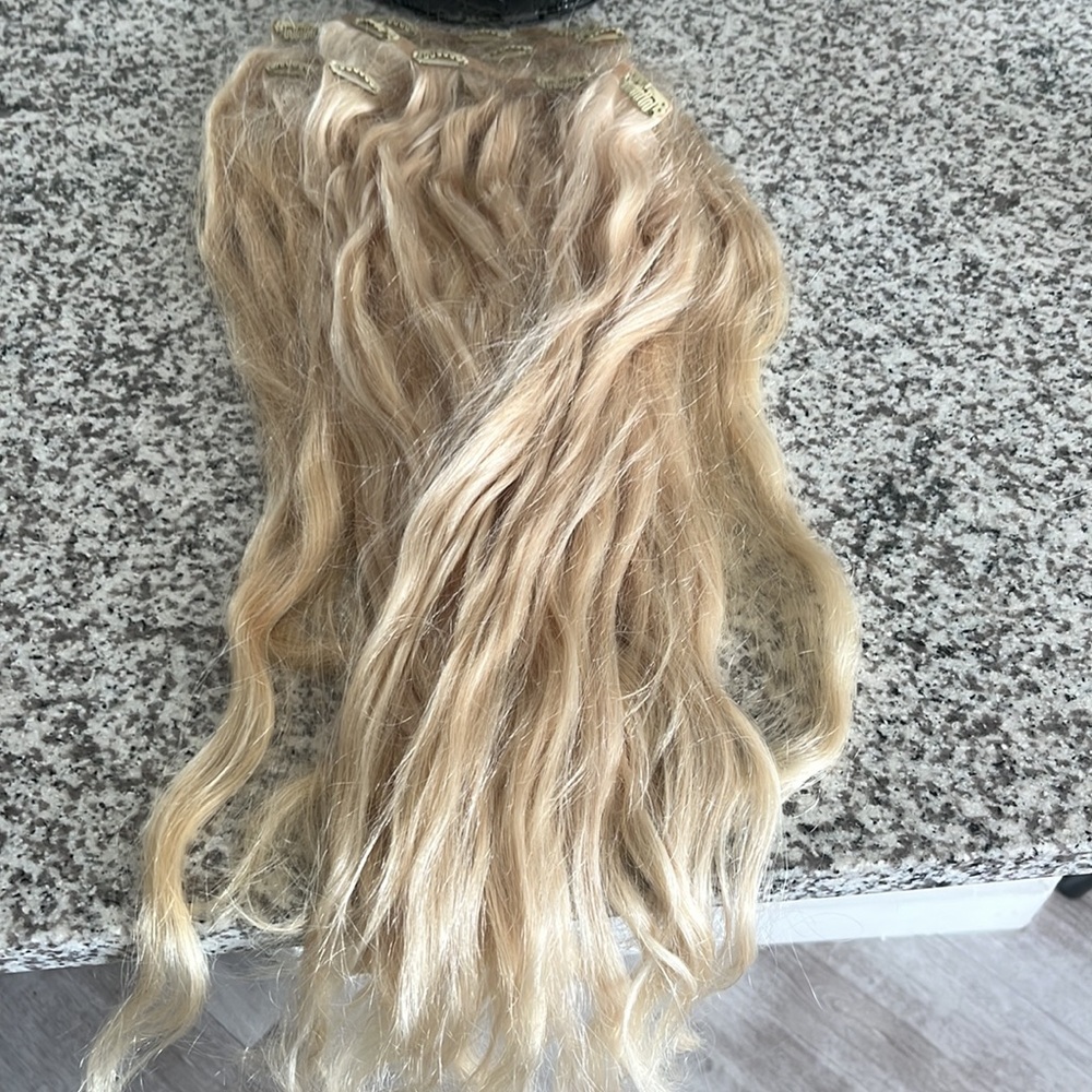 Bellami 24inch clip in extensions!!